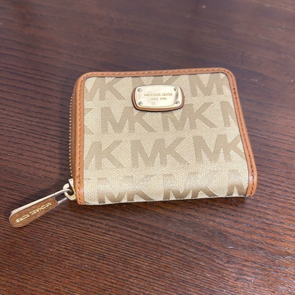 MICHAEL KORS monogram canvas zippered bifold wallet with gold hardwares EUC - Picture 11 of 11